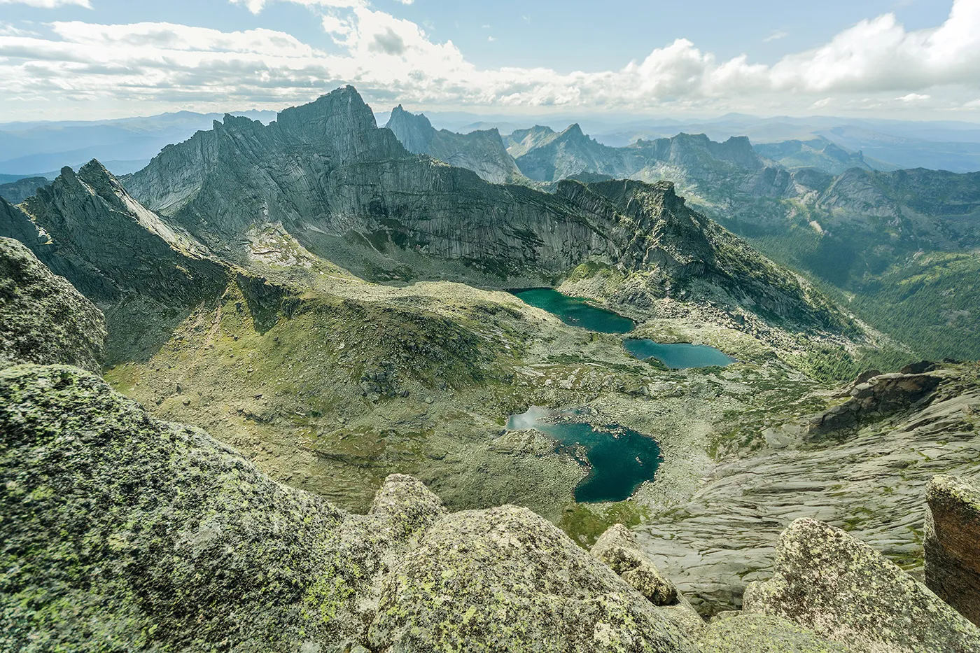 Ергаки, вид на долину Цветных озер